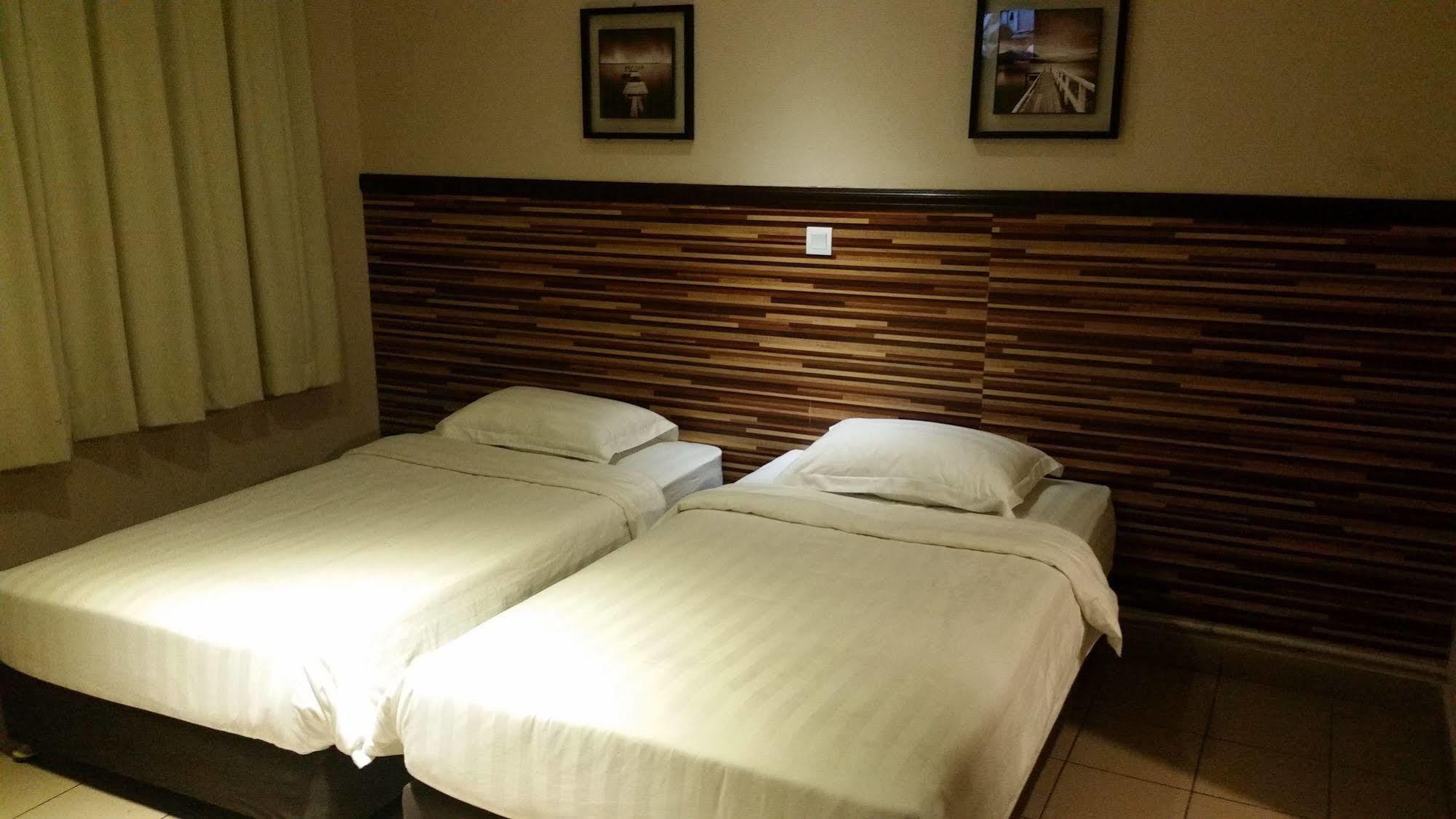 Hotel Iskandar Kota Kinabalu Esterno foto
