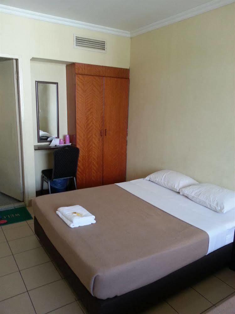 Hotel Iskandar Kota Kinabalu Esterno foto